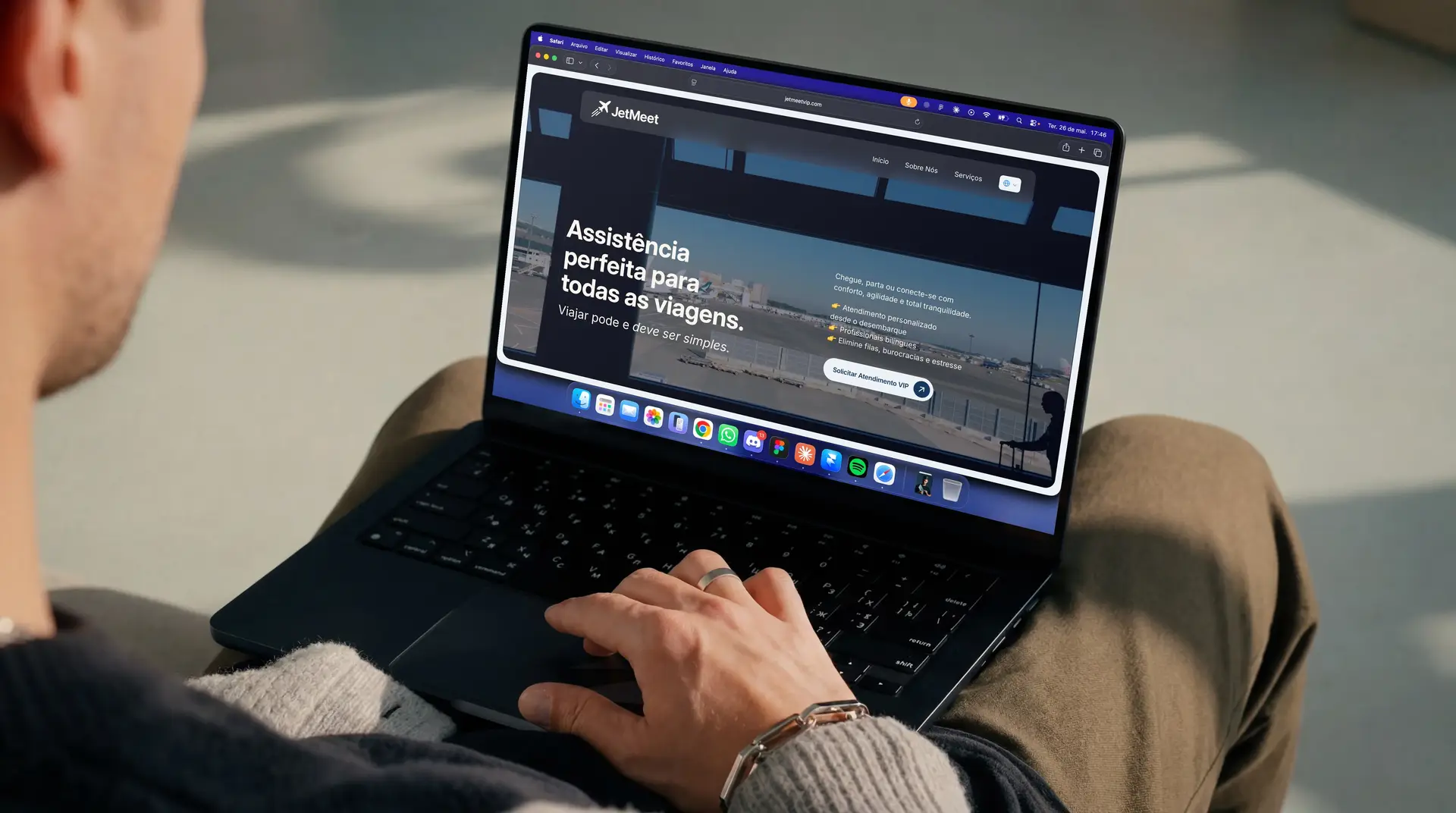 Notebook no colo de uma pessoa, aberto no site da JetMeet